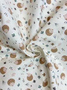 Tissu coton pour des créations bébés faite mains hérisson sur fond écru