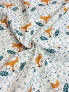 Tissu coton motif renard et feuille verte pour des créations bébé faites main