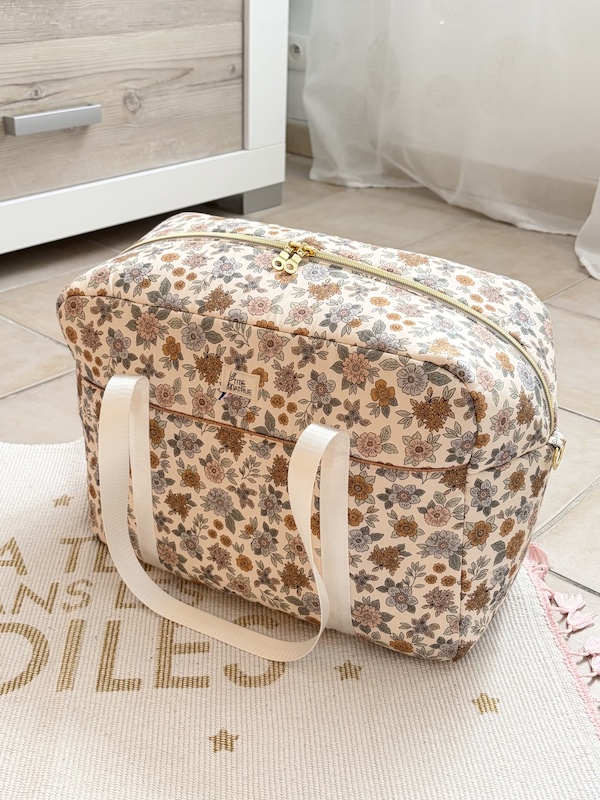 sac à langer pour bébé/ naissance, dans un tissu fleuri fait main