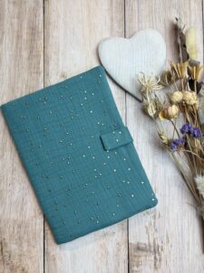 Protège carnet de santé fait main pour bébé avec fermeture aimantée en double gaze eucalyptus à pois doré