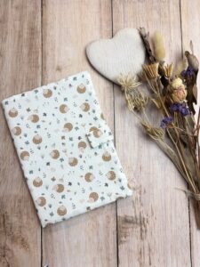 Protège carnet de santé fait main pour bébé avec fermeture aimantée en coton hérisson
