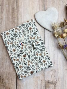 Protège carnet de santé fait main pour bébé avec fermeture aimantée en double gaze de coton fleuri Maddy
