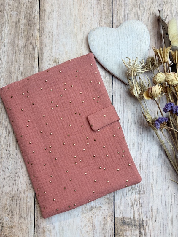 Protège carnet de santé fait main pour bébé avec fermeture aimantée en double gaze marsala à pois doré