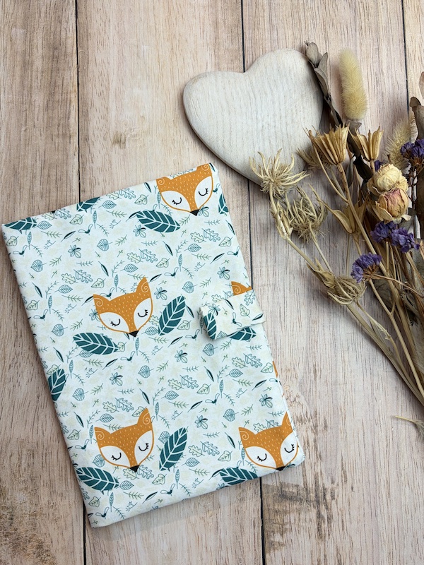 Protège carnet de santé fait main pour bébé avec fermeture aimantée en coton renard
