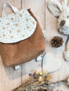 Sac à dos maternelle fait main, rabat en tissu coton hérisson et velours côtelé rouille pour le corps du sac