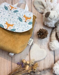 sac à dos maternelle fait main tissu coton renard sur le rabat et corps du sac en velours côtelé ocre