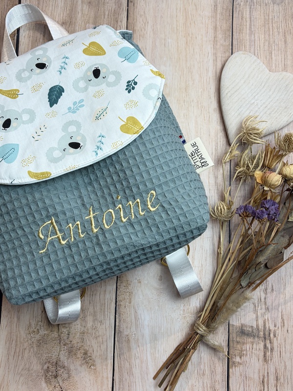 sac a dos maternelle avec broderie sur le corps du sac