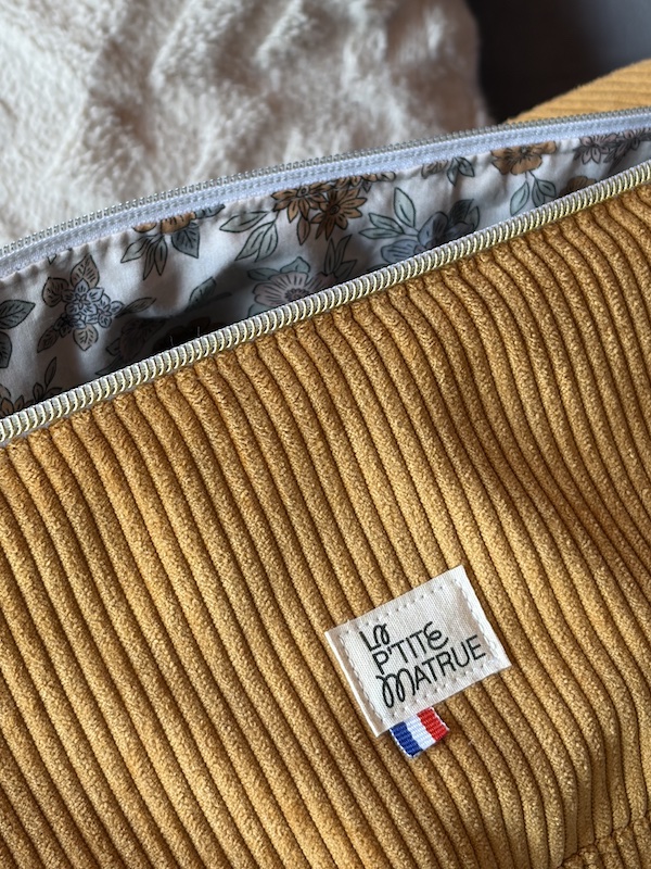 Sac de voyage en velours côtelé ocre avec doublure fleuri et fermeture éclair